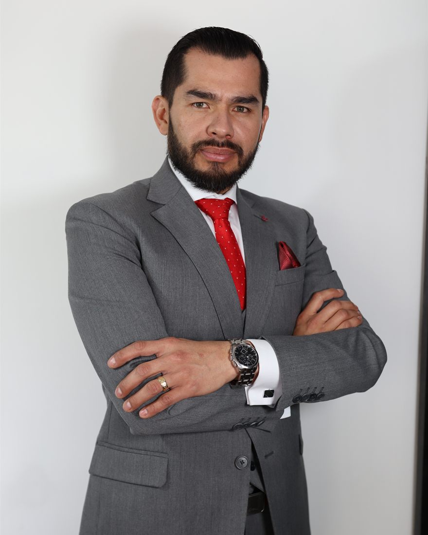 Retrato profesional del Dr. Aníbal Navarro Escobar, médico especialista en medicina forense